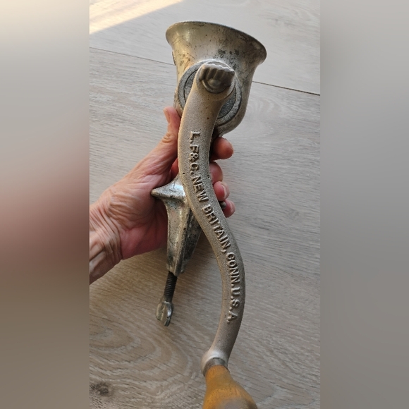 Vintage Universal No. 1 Food Meat Grinder Cast Iron Metal Table Hold Made in USA - Picture 4 of 12